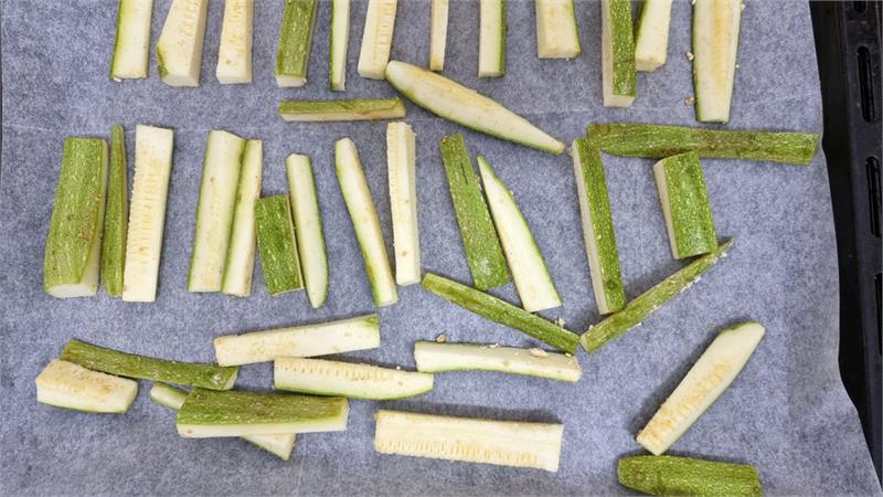 צ'יפס קישואים פיקנטי בתנור,  צ'יפס זוקיני בתנור