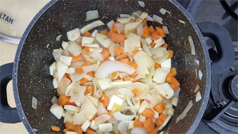 מרק שעועית ועוף לשניים