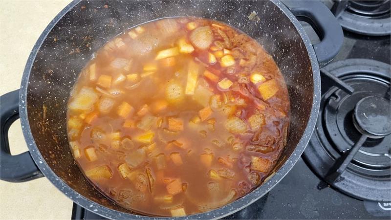 מרק שעועית ועוף לשניים