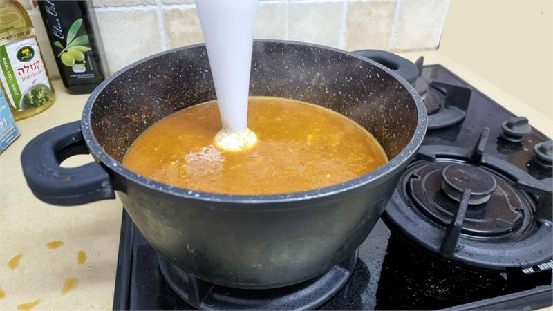 מרק שעועית ועוף לשניים