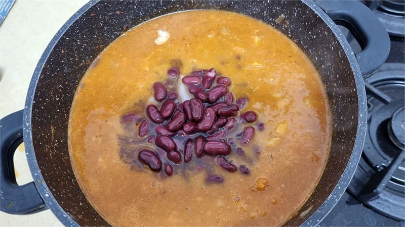 מרק שעועית ועוף לשניים