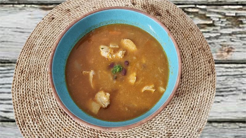 מרק שעועית ועוף לשניים