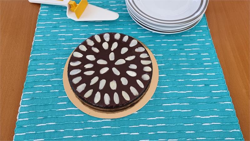 עוגת שוקולד ושקדים נהדרת בתבנית קוטר 18 ס"מ