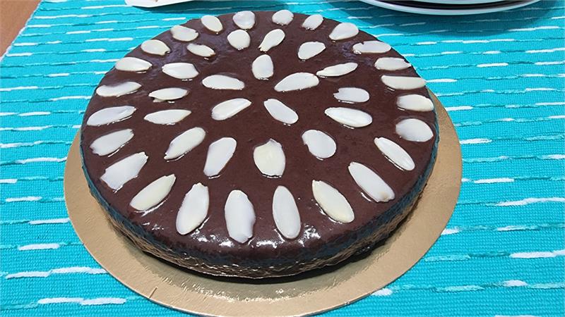 עוגת שוקולד ושקדים נהדרת בתבנית קוטר 18 ס"מ