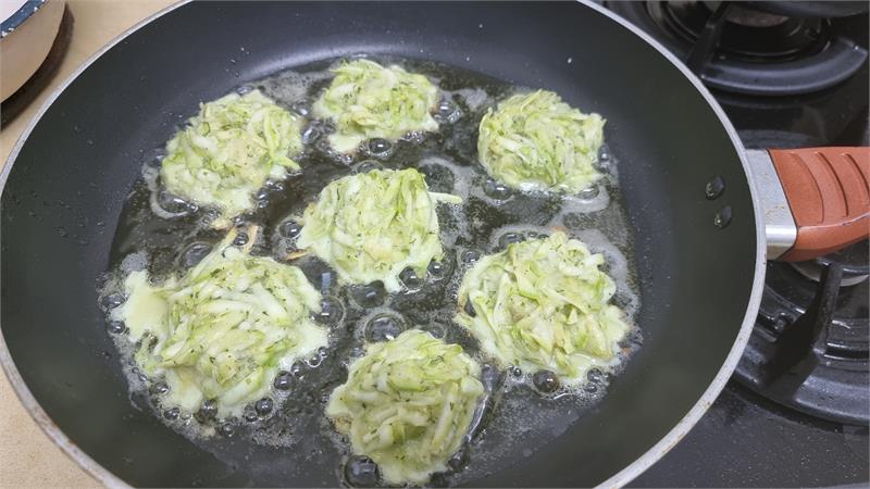 קציצות קישואים מטוגנות קלות להכנה, לביבות קישואים