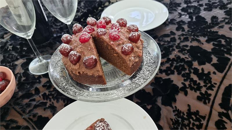 עוגת היער השחור לשניים, עוגת שוקולד ודובדבנים בתבנית 15 ס"מ