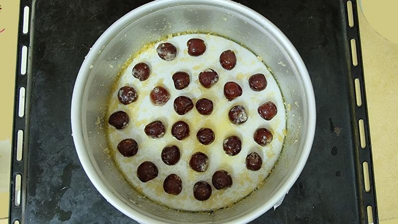 עוגת דובדבנים הפוכה הכי טעימה וקלה להכנה