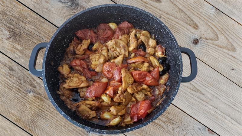 תבשיל פרגיות עם בצל ועגבניות מהיר הכנה וטעים