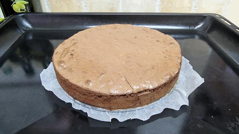 עוגת שוקולד ושמן זית עם שקדים הכי מדהימה בתבנית 18 ס"מ