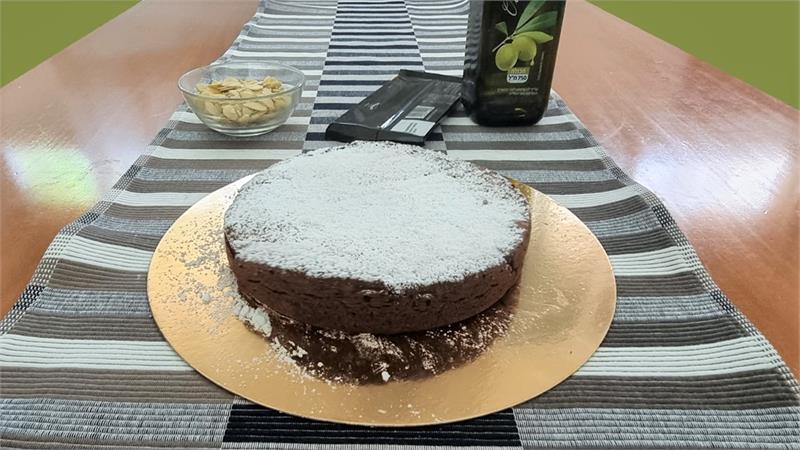 עוגת שוקולד ושמן זית עם שקדים הכי מדהימה בתבנית 18 ס"מ
