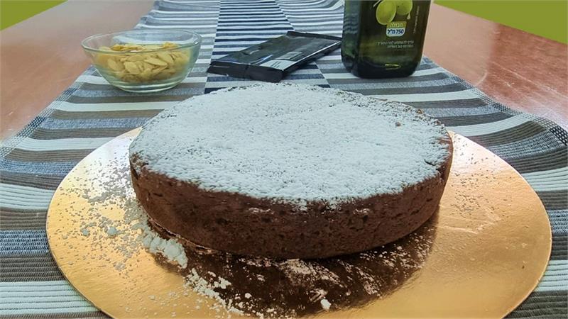 עוגת שוקולד ושמן זית עם שקדים הכי מדהימה בתבנית 18 ס"מ
