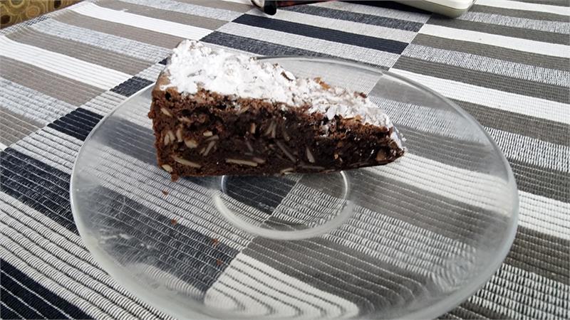 עוגת שוקולד ושמן זית עם שקדים הכי מדהימה בתבנית 18 ס"מ