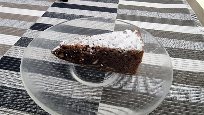 עוגת שוקולד ושמן זית עם שקדים הכי מדהימה בתבנית 18 ס"מ