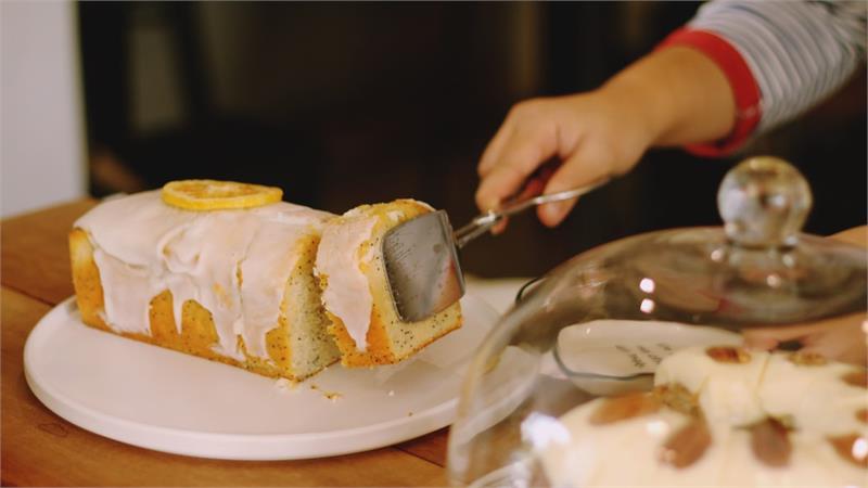 עוגת פרג לימונית לחה וטעימה בתבנית אינגליש קייק