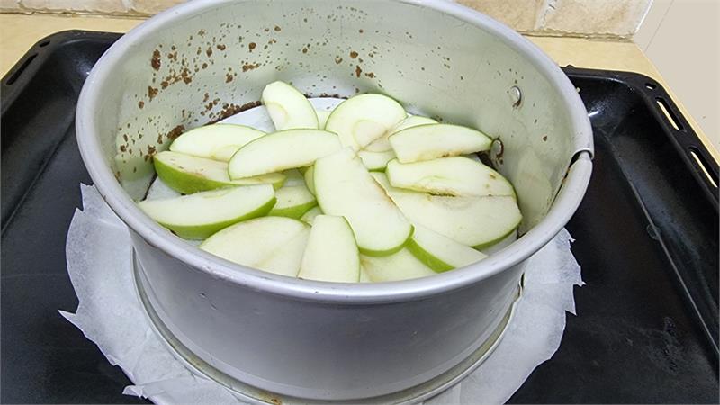 עוגת תפוחים הפוכה הכי טעימה וקלה להכנה