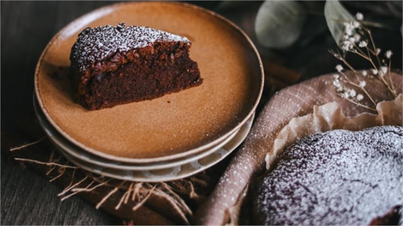 עוגת שוקולד עסיסית עם חמאה מלוחה 