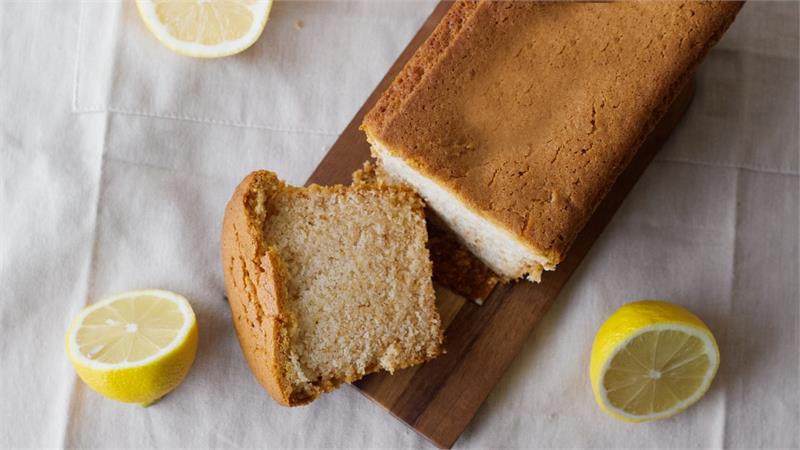 עוגת לימון בחושה עם חמאה מלוחה