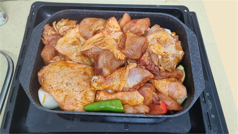 תבשיל כרעי עוף עם ירקות ועשבי תיבול