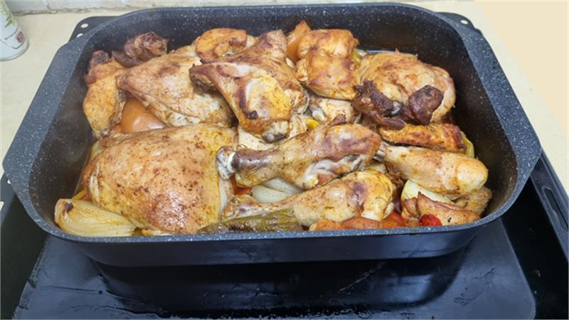 תבשיל כרעי עוף עם ירקות ועשבי תיבול