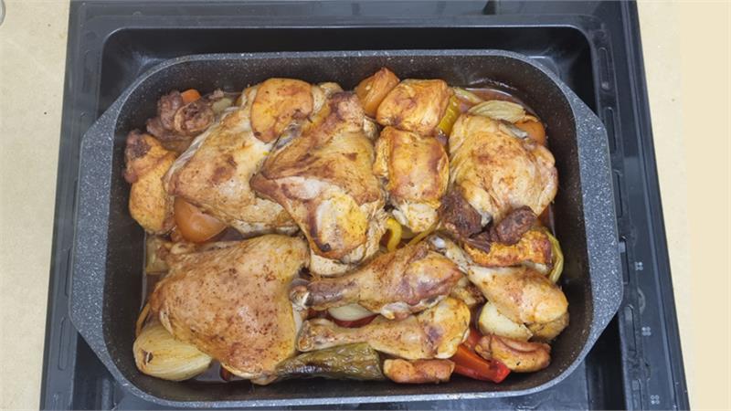 תבשיל כרעי עוף עם ירקות ועשבי תיבול