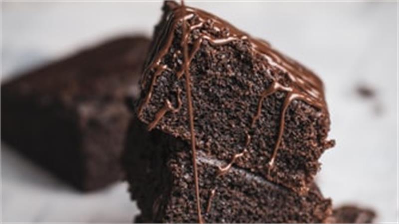 עוגת בראוניז שוקולד פאדג' עם שמן קוקוס רכה ועסיסת