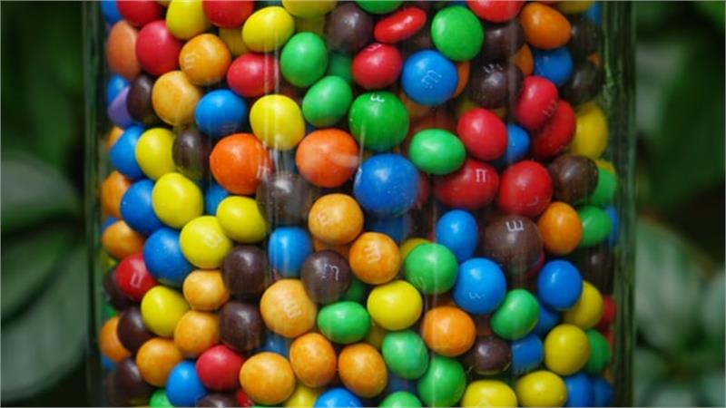 עוגיית שוקולד צ'יפס ענקית עם עדשים צבעוניות במילוי גנאש שוקולד לשניים