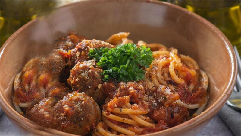 כדורי בשר ברוטב עגבניות פסטה מקרוני וגבינת מוצרלה