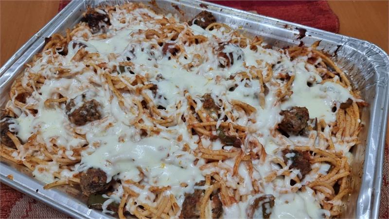 כדורי בשר ברוטב עגבניות פסטה מקרוני וגבינת מוצרלה