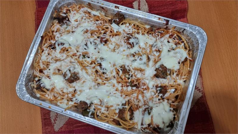 כדורי בשר ברוטב עגבניות פסטה מקרוני וגבינת מוצרלה