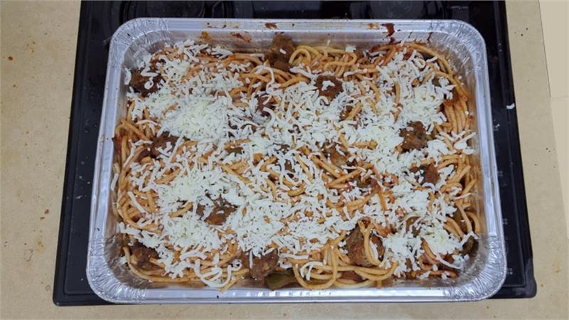 כדורי בשר ברוטב עגבניות פסטה מקרוני וגבינת מוצרלה