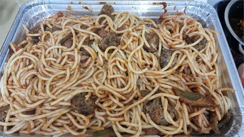 כדורי בשר ברוטב עגבניות פסטה מקרוני וגבינת מוצרלה