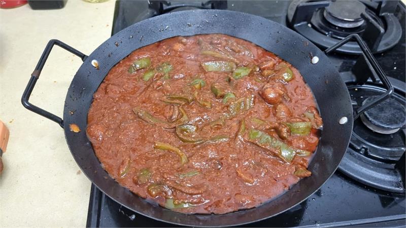 כדורי בשר ברוטב עגבניות פסטה מקרוני וגבינת מוצרלה