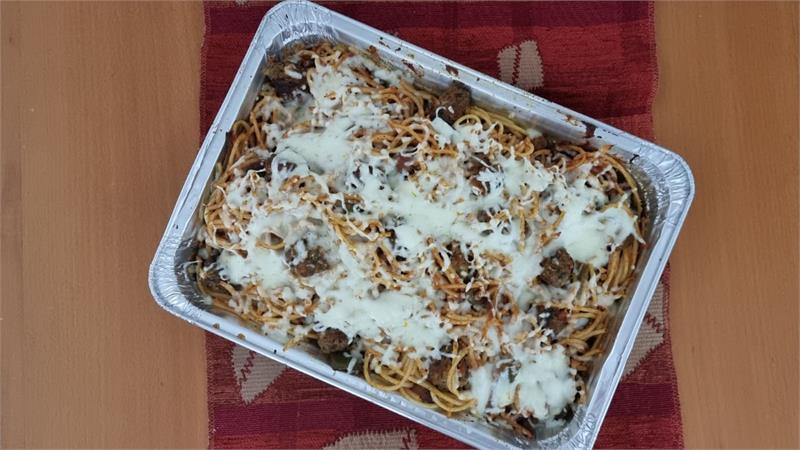 כדורי בשר ברוטב עגבניות פסטה מקרוני וגבינת מוצרלה