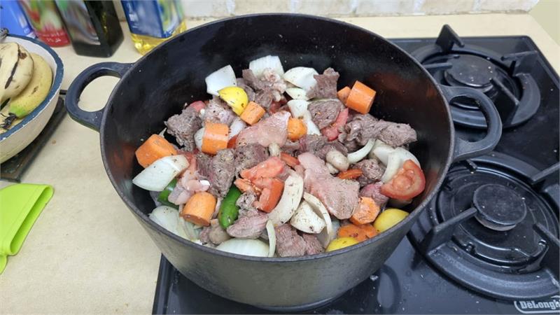 תבשיל טלה עם ירקות בקדרה 