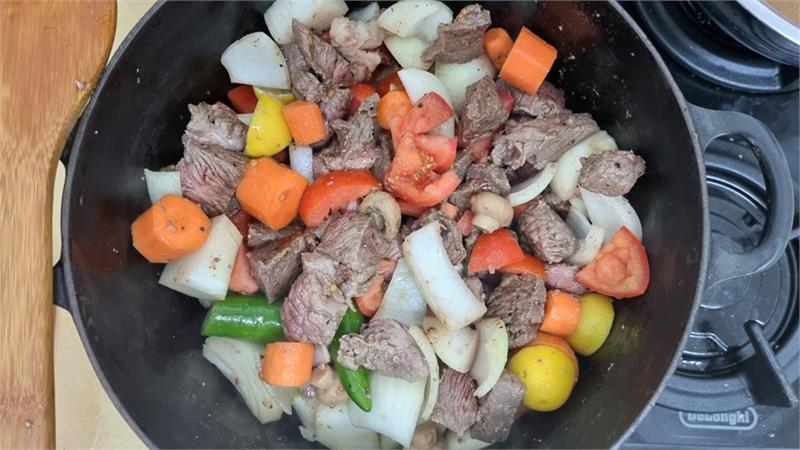 תבשיל טלה עם ירקות בקדרה 