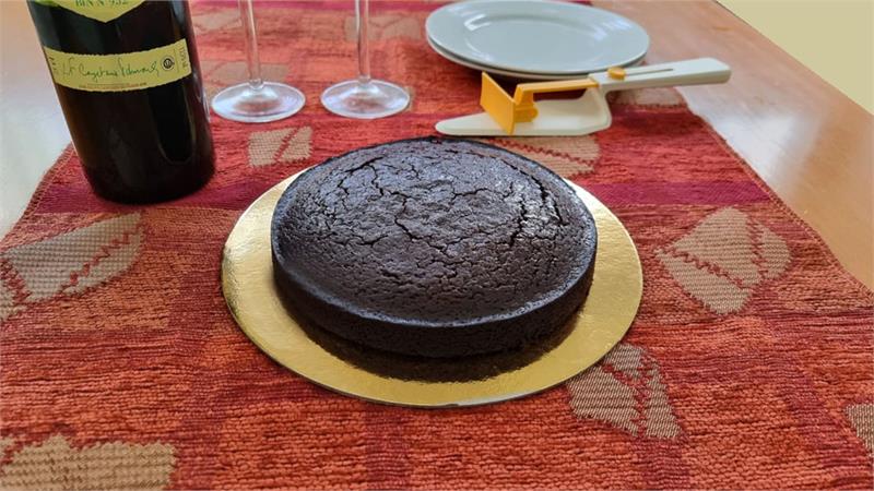 עוגת שוקולד עם יין אדום וסירופ יין אדום בתבנית 18 ס"מ