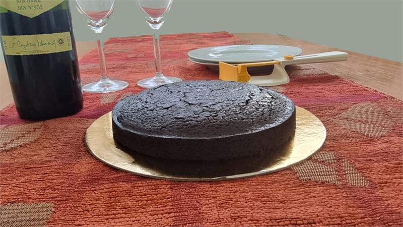 עוגת שוקולד עם יין אדום וסירופ יין אדום בתבנית 18 ס"מ