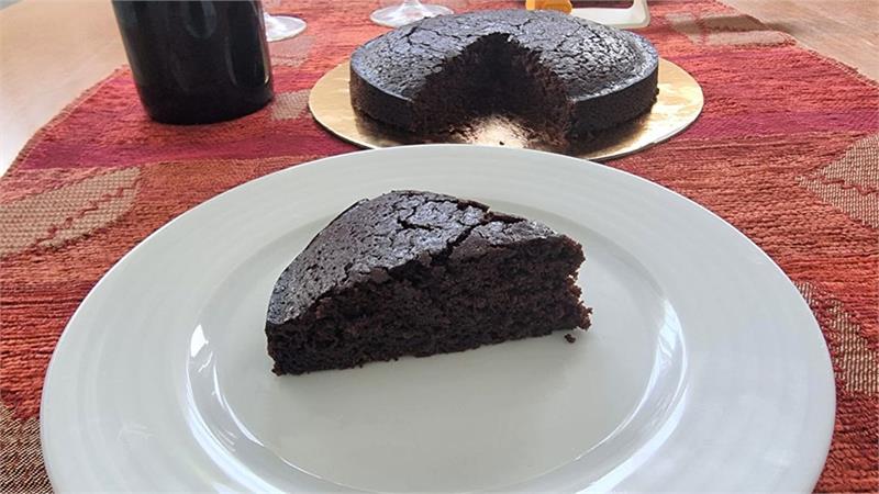 עוגת שוקולד עם יין אדום וסירופ יין אדום בתבנית 18 ס"מ