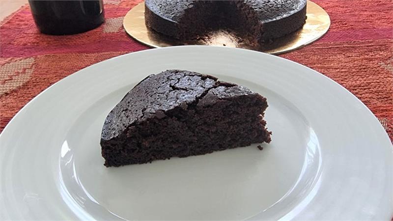 עוגת שוקולד עם יין אדום וסירופ יין אדום בתבנית 18 ס"מ