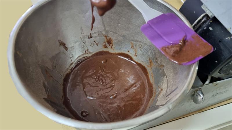 עוגת שוקולד עם יין אדום וסירופ יין אדום בתבנית 18 ס"מ