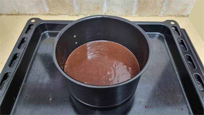 עוגת שוקולד עם יין אדום וסירופ יין אדום בתבנית 18 ס"מ