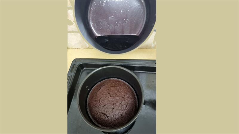 עוגת שוקולד עם יין אדום וסירופ יין אדום בתבנית 18 ס"מ