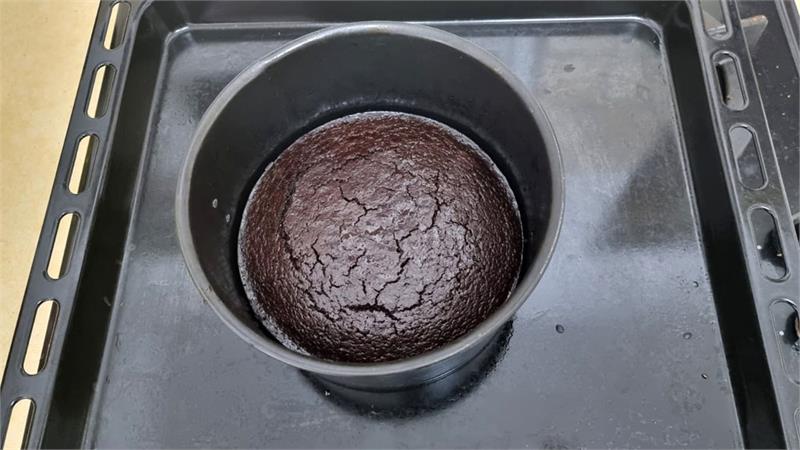 עוגת שוקולד עם יין אדום וסירופ יין אדום בתבנית 18 ס"מ