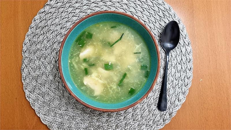 מרק עוף עם נטיפי ביצה לשניים