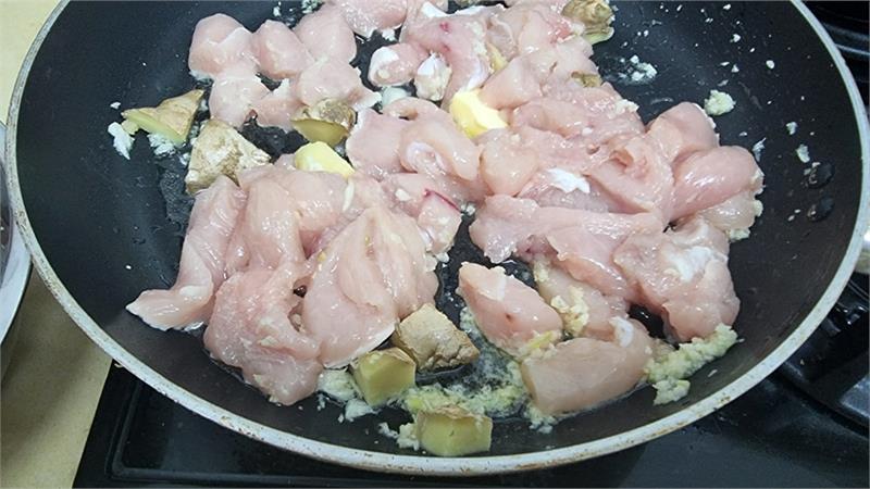 מרק עוף עם נטיפי ביצה לשניים