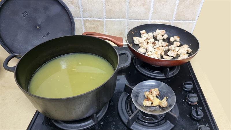 מרק עוף עם נטיפי ביצה לשניים