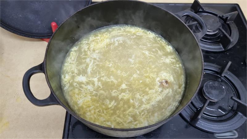 מרק עוף עם נטיפי ביצה לשניים