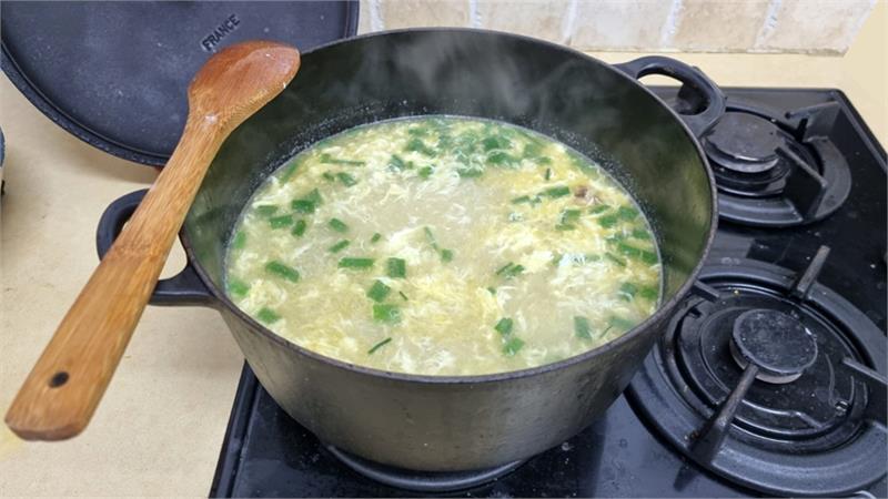 מרק עוף עם נטיפי ביצה לשניים