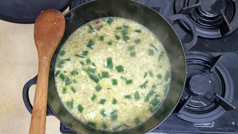 מרק עוף עם נטיפי ביצה לשניים