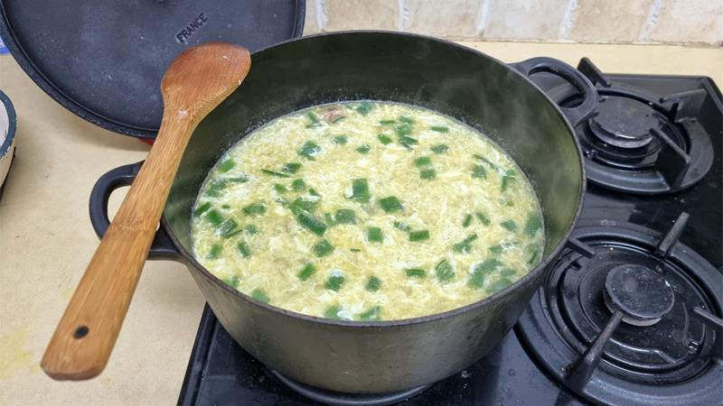 מרק עוף עם נטיפי ביצה לשניים